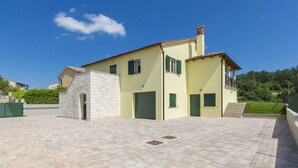 Unclassified image, 4 of 33, button - Modern House With Pool and Beautiful Landscaped Environment in a Quiet Location (Kanfanar)