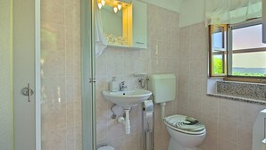 Apartment | Bathroom | Shower, towels