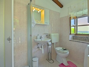 Apartment | Bathroom | Shower, towels