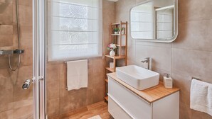 Villa | Badezimmer | Dusche, Handtücher