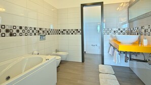 Villa | Bagno | Doccia, asciugamani