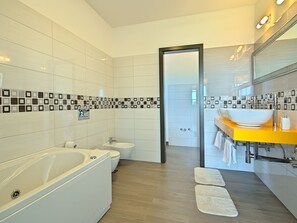 Villa | Badezimmer | Dusche, Handtücher