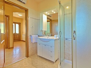 Villa | Bathroom
