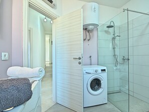 House | Bathroom | Combined shower/tub, towels