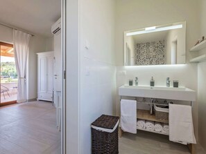 Villa | Bathroom | Shower, towels