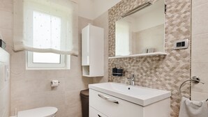 Villa | Badeværelse | Badekar, håndklæder
