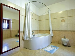 Villa | Bathroom | Combined shower/tub, towels