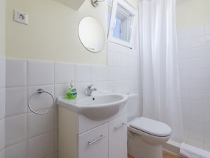 Bathtub, towels - Family House in a Peaceful Location, With Private Pool and BBQ in Garden (Porec)