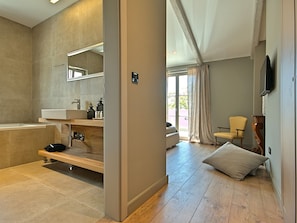 Villa | Bathroom | Shower, towels