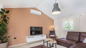 Living room - Very Well Maintained Villa With Swimming Pool, Jacuzzi, Infrared Sauna in the Heart of Istria (Gracisce)