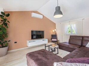 Living room - Very Well Maintained Villa With Swimming Pool, Jacuzzi, Infrared Sauna in the Heart of Istria (Gracisce)