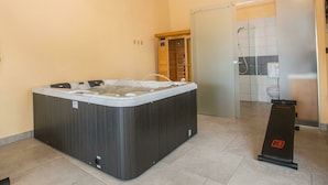 Combined shower/tub, towels - Very Well Maintained Villa With Swimming Pool, Jacuzzi, Infrared Sauna in the Heart of Istria (Gracisce)
