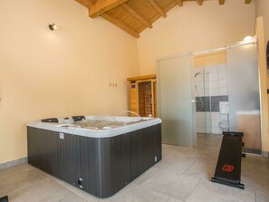 Combined shower/bathtub, towels - Very Well Maintained Villa With Swimming Pool, Jacuzzi, Infrared Sauna in the Heart of Istria (Gracisce)