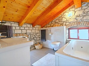 Villa | Bathroom | Combined shower/tub, towels