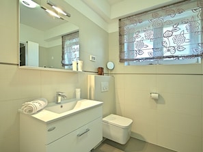 Apartment | Bathroom | Shower, towels
