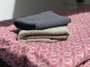 2 Schlafzimmer, individuell eingerichtet, Bettwäsche