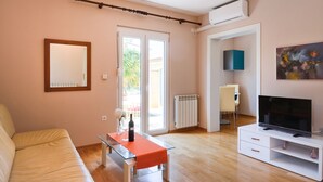 House | Living room - Modern Apartment With Pool, Wi-fi and air Conditioning, Ideal for a Couple (Porec)