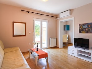 House | Living room - Modern Apartment With Pool, Wi-fi and air Conditioning, Ideal for a Couple (Porec)