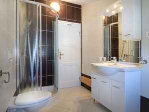 House | Bathroom | Shower, hair dryer, towels - Modern Apartment With Pool, Wi-fi and air Conditioning, Ideal for a Couple (Porec)