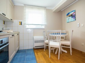 Coffee/tea maker, fridge, microwave, oven - Modern Apartment With Pool, Free Wi-fi and air Conditioning, Ideal for a Family (Porec)