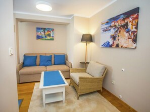 Living room - Modern Apartment With Pool, Free Wi-fi and air Conditioning, Ideal for a Family (Porec)