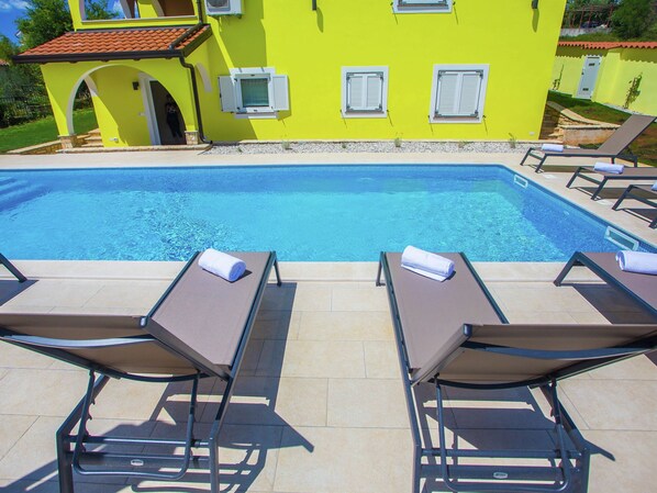 Outdoor pool - Modern Apartment With Pool, Free Wi-fi and air Conditioning, Ideal for a Family (Porec)