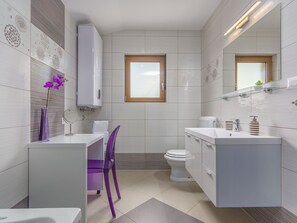 Cottage | Bathroom | Hair dryer, towels