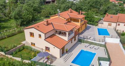 Modern Furnished Three Bedrooms Villa With Private Pool and Garden
