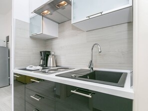 Wasserkocher mit Kaffee-/Teezubehör, Kühlschrank, Mikrowelle, Herdplatte