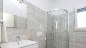 Shower, towels - Modern Apartment in Rabac, Ideal for a Wonderful Beach Holiday (Labin)