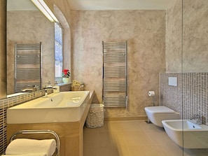Villa | Bathroom | Combined shower/tub, towels