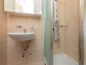 Apartment | Bathroom | Shower, towels