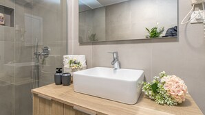 Shower, towels - Apartment With Shared Pool, Terrace, AC and Wifi 800 m From the Beach (Porec)