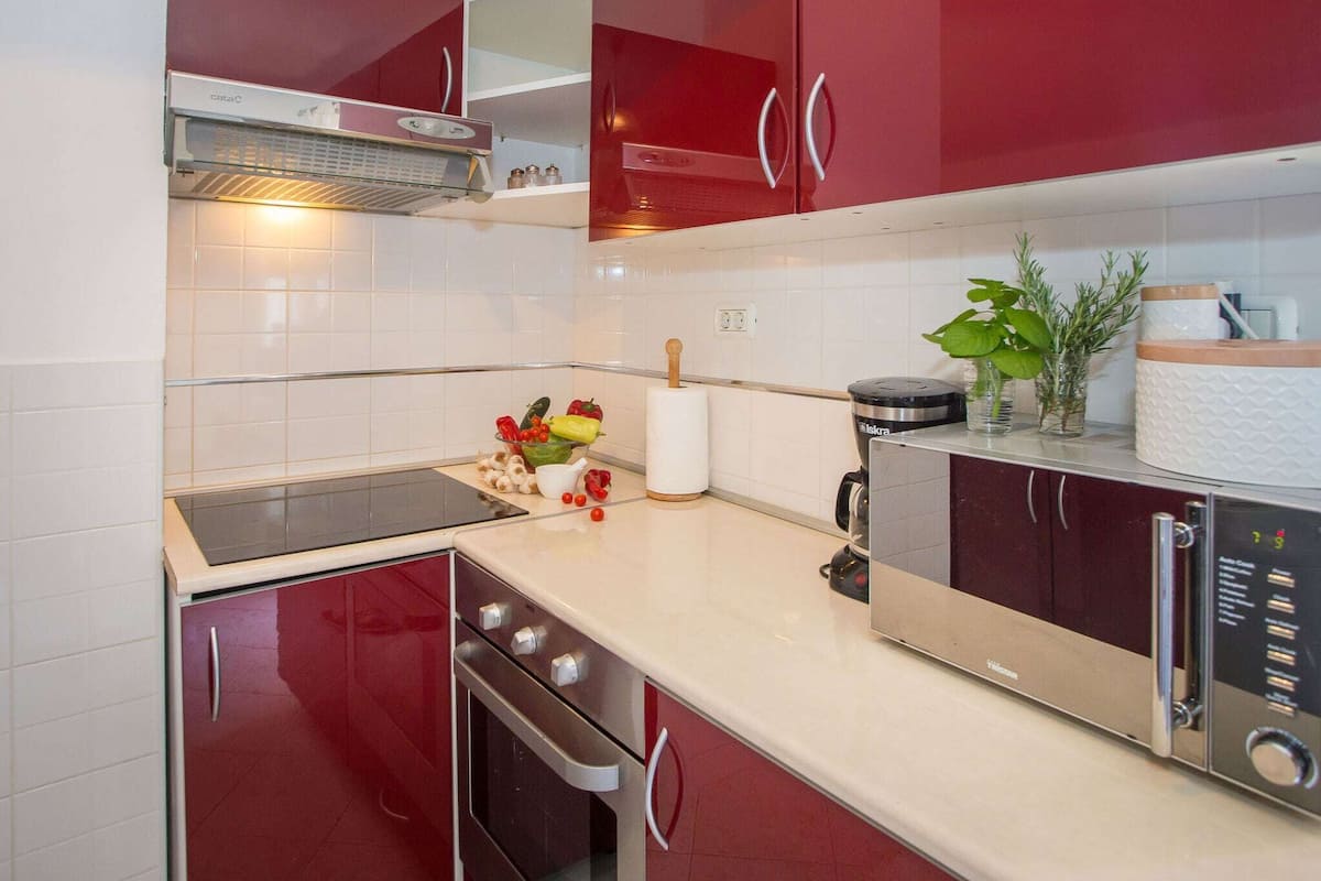 Villa | Eigene Küche | Wasserkocher mit Kaffee-/Teezubehör, Kühlschrank, Mikrowelle, Ofen