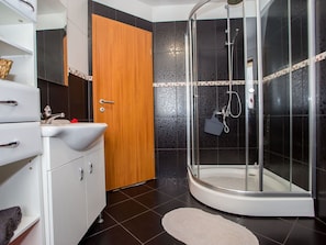 Villa | Salle de bain | Séchoir à cheveux, serviettes fournies
