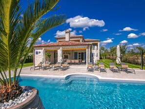Exterior - Spacious Villa in Ladici With Artistc Interiors and Pool (Kanfanar)