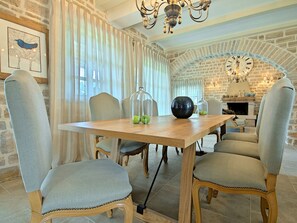 Dining - Spacious Villa in Ladici With Artistc Interiors and Pool (Kanfanar)