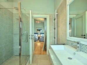 Villa | Bathroom | Shower, towels - Spacious Villa in Ladici With Artistc Interiors and Pool (Kanfanar)
