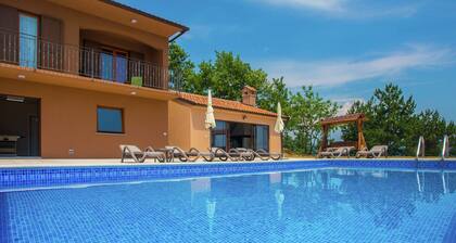 Villa With Beautiful Views, Wellness Room and Private Pool Near Pazin