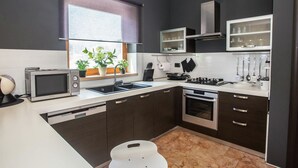 Cottage | Dapur pribadi | Mesin pembuat kopi/teh, lemari es, microwave, dan oven