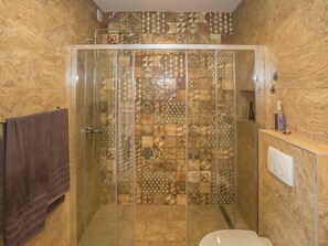 Cottage | Bathroom | Shower, hair dryer, towels - Villa With Beautiful Views, Wellness Room and Private Pool Near Pazin (Cerovlje)