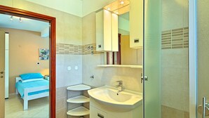 Bathroom - Single Storey House With Pool, Enclosed Garden, Privacy, Near Labin, Beach 7 km (Labin)