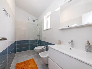 Villa | Bathroom