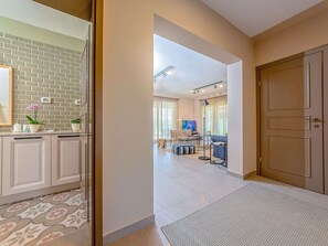 Villa | Bathroom | Shower, towels