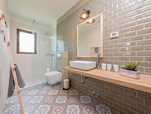 Villa | Bathroom | Shower, towels