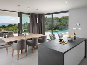 Coffee/tea maker, fridge, oven, dishwasher - Luxurious Villa in Labin With Swimming Pool and Sea View (Rasa)