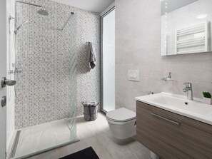 Shower, towels - Luxurious Villa in Labin With Swimming Pool and Sea View (Rasa)