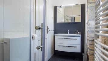 Villa | Bathroom | Shower, towels