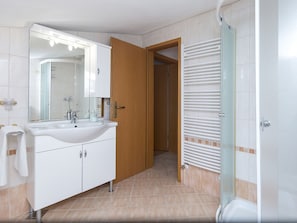 Apartment | Bathroom | Shower, towels