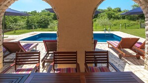 Villa | Balcony - Snug Villa in Motovun With Swimming Pool (Karojba)